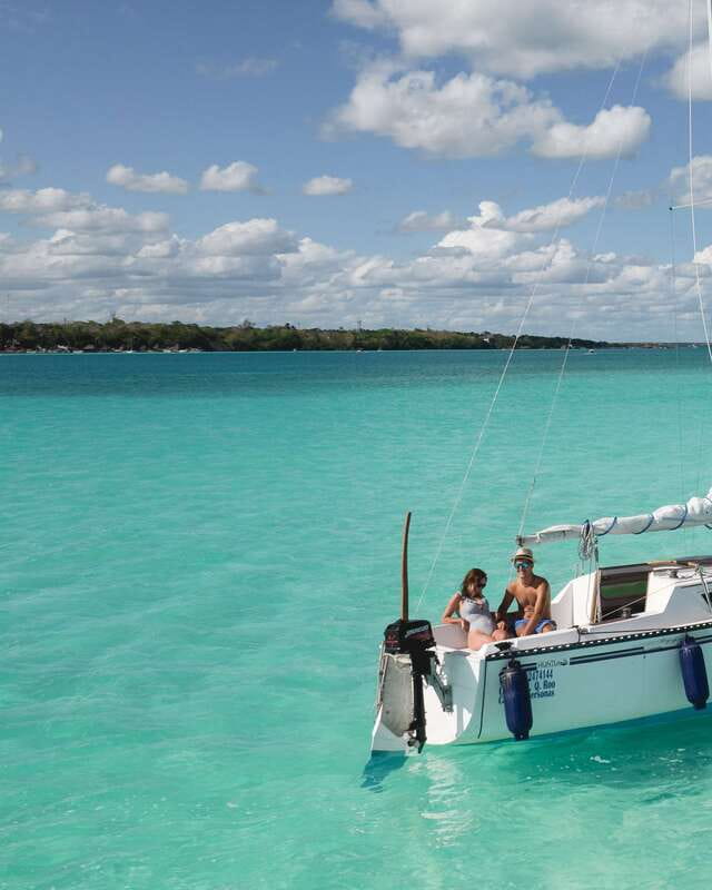 Sailboat tour in the seven colors lagoon of Bacalar - Setting out from Agua Dulce Beach Club