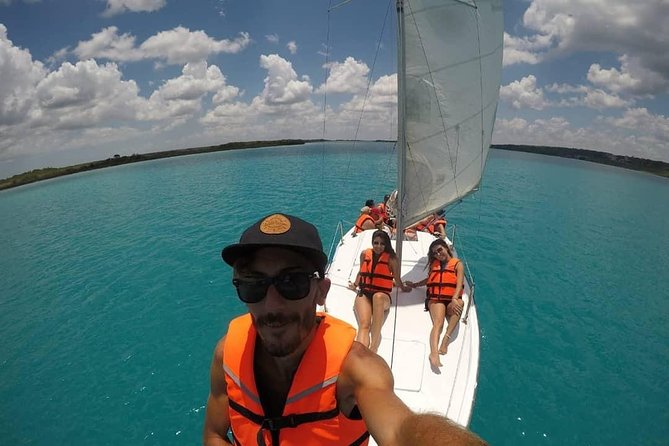 Sailing Tour through the Laguna de los Siete Colores - Fruit, beer, and a pause on the water