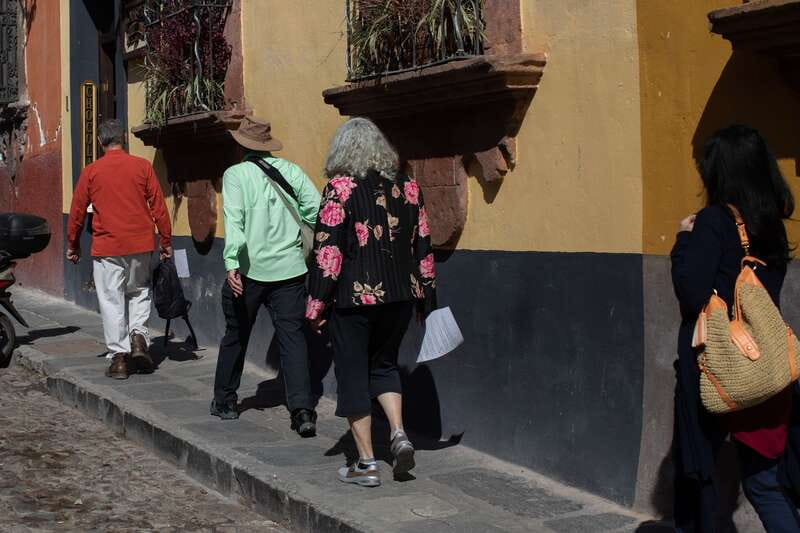 San Miguel de Allende: Chocolate Tasting and Walking Tour - Walking through San Miguel’s colonial center