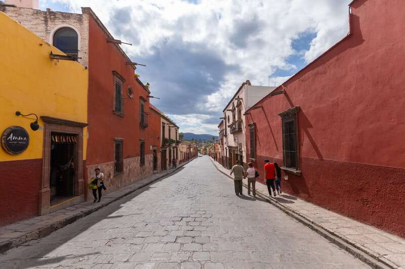 San Miguel: Landmarks and Lunch Walking Tour in English - Key points at a glance