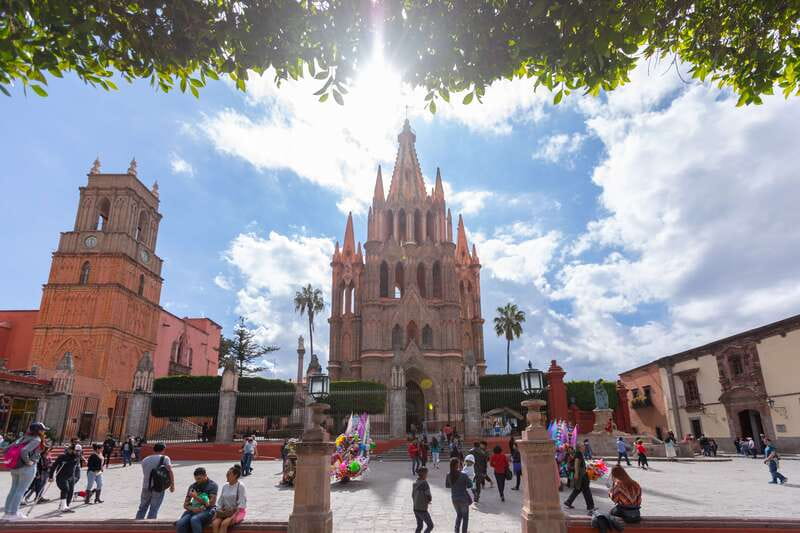 San Miguel: Landmarks and Lunch Walking Tour in English - Churches, markets, and the everyday town