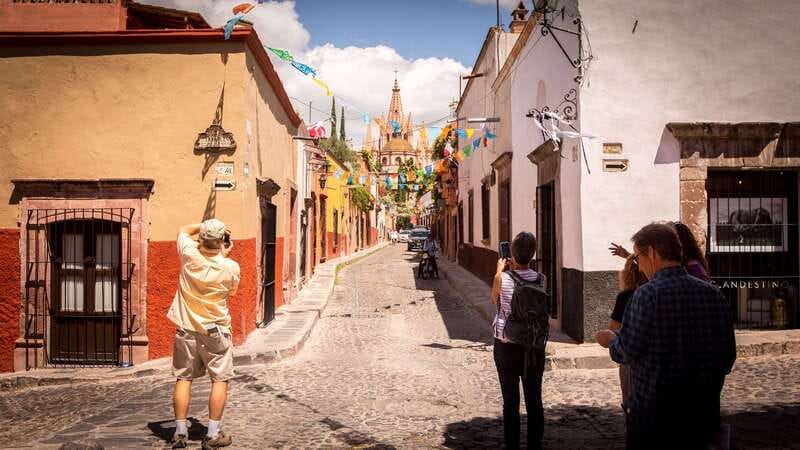 San Miguel: Landmarks and Lunch Walking Tour in English - How the pace and group size affect the day