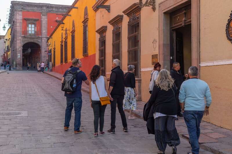 San Miguel: Landmarks and Lunch Walking Tour in English - Who should book this experience