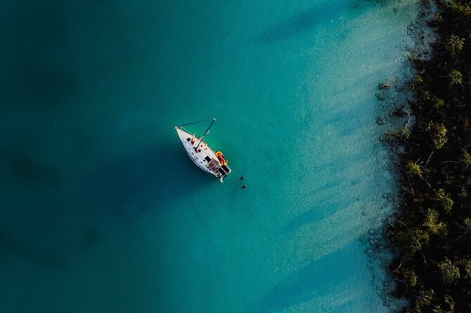 Sunset Sailing Tour in Bacalar with Outdoor Bar and Lunch - The changing colors of Cenote Esmeralda