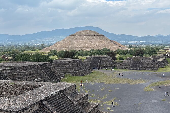 Teotihuacan without obligatory stops. No shops or restaurants. - Transport from Mexico City and meeting-point discipline