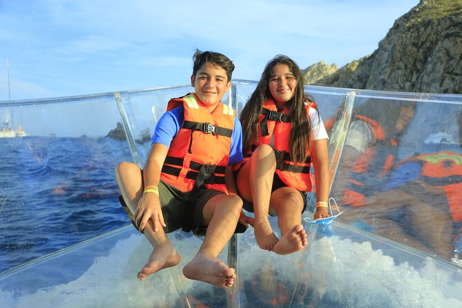 Tours in Cabo, Paseo al Arco and Fin de la Tierra in the only Clear Boat - Looking for fish beneath the boat